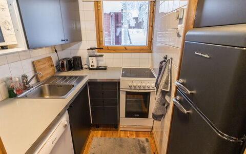 Kelokaltiokylä Mökki 58: Aparato De Cocina, Cocina, Electrodoméstico, Mostrador, Gabinetes, Piso, Electrodoméstico, Madera, Estufa De Cocina, Suelo