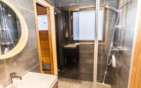 Kelokaltiokylä Mökki 58: Piso, Madera, Suelo, Arreglo De Tubería, Diseño De Interiores, Habitación, Plomería, Baño, Grifo, Lavabo