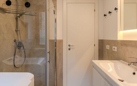 Le Busatte: Baño, Piso, Arreglo De Tubería, Suelo, Pared, Lavabo Del Baño, Diseño De Interiores, Espejo, Madera, Lavabo
