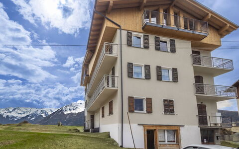 San Pietro Mountain Flat: Barrio Residencial, Casa, Área Rural, Cabaña, Balcón, Cordillera, Hill Station, Valle, Alpes, Landform Glaciales