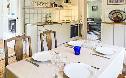 Torpet i Småland: Mueble, Diseño De Interiores, Piso, Suelo, Madera, Comedor, Cocina Y Comedor Mesa, Silla, Techo, Mesa