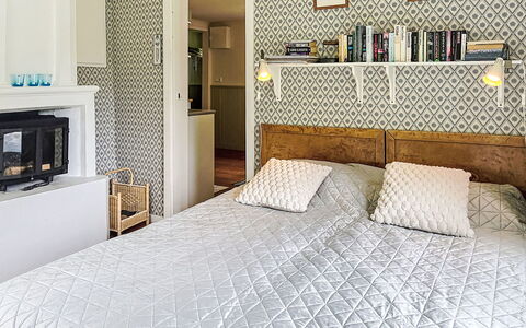 Torpet i Småland: Diseño De Interiores, Habitación, Pared, Cama, Madera, Lecho, Sábana, Mueble, Piso, Suelo