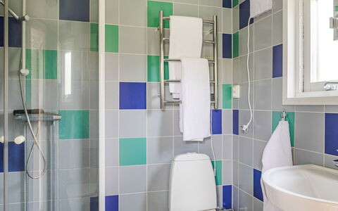 Ringenäs: Diseño De Interiores, Baño, Piso, Arreglo De Tubería, Suelo, Lavabo Del Baño, Plomería, Lavabo, Grifo, Techo