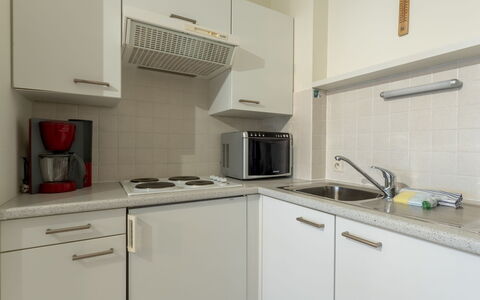 Zon & Zee with Seaview: Aparato De Cocina, Cocina, Mostrador, Electrodoméstico, Gabinetes, Estufa De Cocina, Piso, Fregadero, Diseño De Interiores, Estufa
