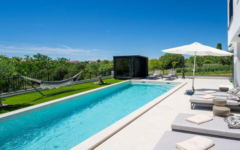 Loparia: Piscina, Agua, Recurso, Mueble Para Exteriores, Ocio, Material Compuesto, Eco Hotel, Sombra, Paisajismo, Fuente De Agua