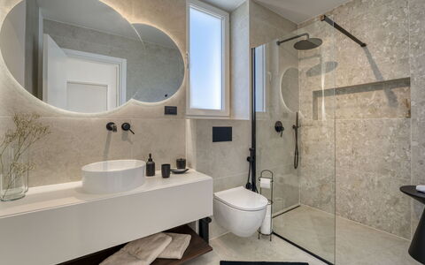 Loparia: Piso, Diseño De Interiores, Pared, Arreglo De Tubería, Baño, Suelo, Espejo, Lavabo Del Baño, Lavabo, Grifo