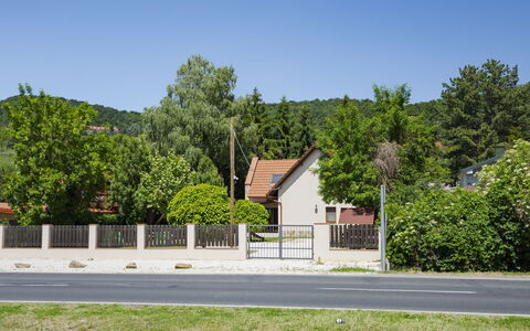 Badacsonyörs 101: Árbol, Casa, Barrio Residencial, Arbusto, Casa, Asentamientos Humanos, Cabaña, Cerca, Suburbio