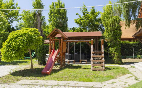 Petka: Madera, Tobogán, Equipo De Juego Exterior, Espacio Publico, Sombra, Jardín, Ocio, Césped, Patio Interior, Patio De Recreo