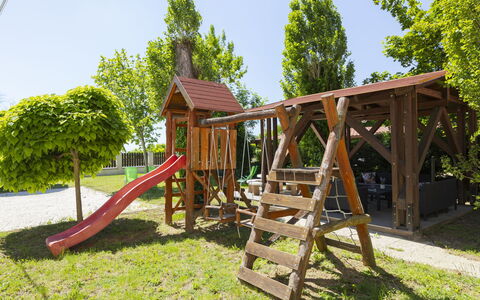 Petka: Tobogán, Equipo De Juego Exterior, Madera, Patio De Recreo, Tolva, Columpio, Ocio, Jardín, Sombra, Parque