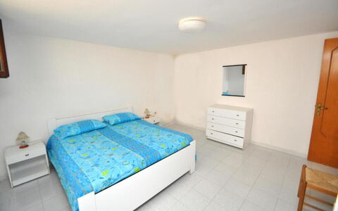 Appartamento Calanca, Marina di Mancaversa: Mueble, Cama, Habitación, Suelo, Piso, Diseño De Interiores, Madera, Sábana, Lecho, Habitación
