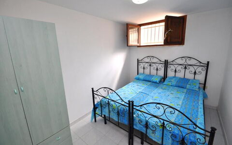 Appartamento Calanca, Marina di Mancaversa: Cama, Habitación, Lecho, Mueble, Sábana, Suelo, Diseño De Interiores, Piso, Habitación, Departamento