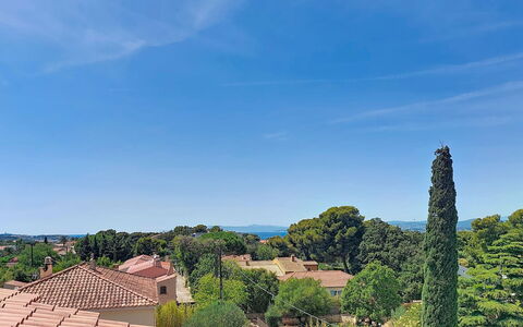 Les Jardins du Soleil: Cielo, Azul, Tiempo De Día, Árbol, Barrio Residencial, Techo, Casa, Suburbio, Inmuebles, Pueblo