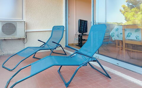 Les Jardins du Soleil: Azul, Mueble Para Exteriores, Mueble, Sunlounger, Piscina, Silla, Material Compuesto, Sombra, Sillón, Recurso