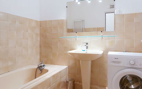 Les Jardins du Soleil: Baño, Piso, Arreglo De Tubería, Diseño De Interiores, Pared, Suelo, Lavabo, Grifo, Lavabo Del Baño, Plomería