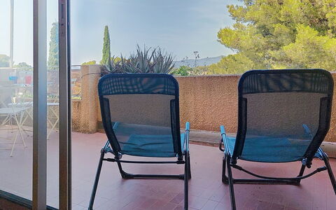 Les Jardins du Soleil: Mueble, Silla, Mueble Para Exteriores, Mesa Al Aire Libre, Sombra, Silla Plegable, Balcón, Manchas De Madera, Mesa De Café, Eco Hotel