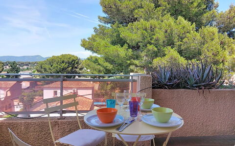 Les Jardins du Soleil: Mueble, Mueble Para Exteriores, Silla, Mesa Al Aire Libre, Sombra, Balcón, Jardín, Yarda, Cocina Y Comedor Mesa, Mesa De Café