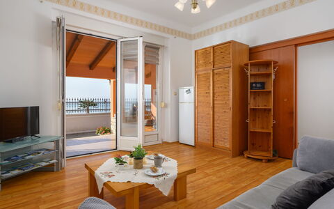 Villa Rita: Mueble, Diseño De Interiores, Madera, Suelo, Piso, Techo, Habitación, Departamento, Sala, Silla