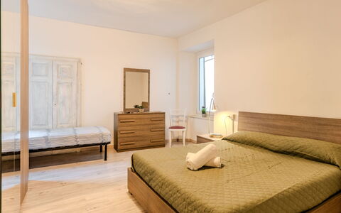 Centro Storico Porlezza: Mueble, Cama, Diseño De Interiores, Suelo, Habitación, Piso, Pared, Lecho, Sábana, Madera