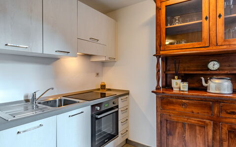 Centro Storico Porlezza: Gabinetes, Mostrador, Cocina, Mueble, Aparato De Cocina, Madera, Diseño De Interiores, Piso, Electrodoméstico, Alacena