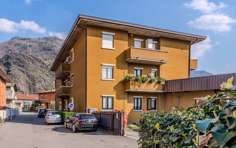 Como Lake Blu & Green: Edificio, Barrio Residencial, Arquitectura, By, Casa, Casa, Asentamientos Humanos, Hill Station, Cordillera, Suburbio