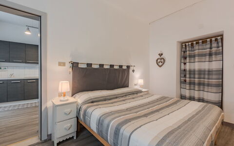Catherine: Mueble, Cama, Diseño De Interiores, Habitación, Suelo, Piso, Habitación, Sábana, Lecho, Madera