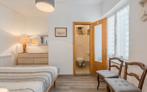 Catherine: Mueble, Diseño De Interiores, Suelo, Madera, Piso, Habitación, Cama, Habitación, Techo, Textil
