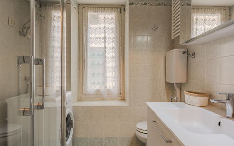 Catherine: Baño, Lavabo Del Baño, Arreglo De Tubería, Diseño De Interiores, Pared, Lavabo, Piso, Suelo, Grifo, Baño