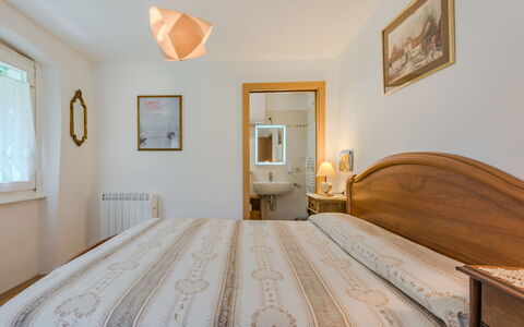Catherine: Cama, Mueble, Diseño De Interiores, Habitación, Pared, Sábana, Lecho, Madera, Techo, Habitación
