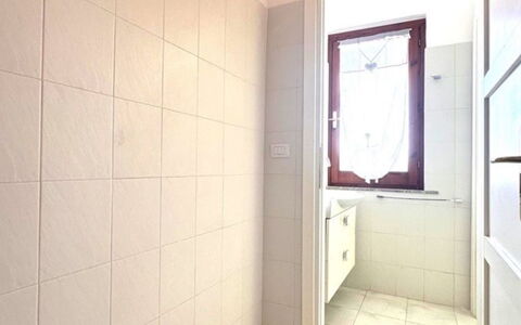 Parigi: Piso, Suelo, Arreglo De Tubería, Baño, Techo, Diseño De Interiores, Baño, Plomería, Loseta, Habitación