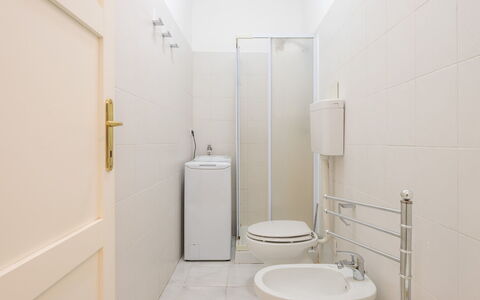 Parigi: Asiento Del Baño, Piso, Pared, Baño, Suelo, Arreglo De Tubería, Diseño De Interiores, Baño, Habitación, Plomería