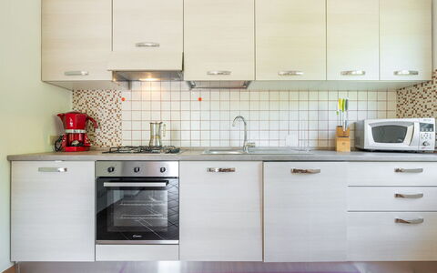 Malù House: Cocina, Aparato De Cocina, Mostrador, Gabinetes, Electrodoméstico, Fregadero, Piso, Lavabo, Mueble, Diseño De Interiores