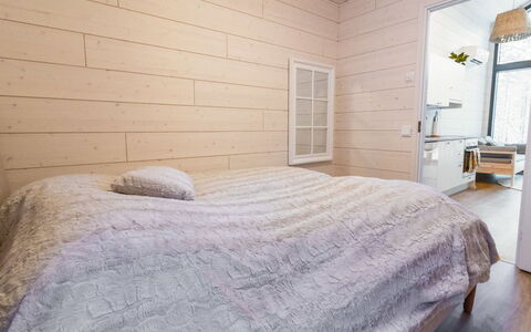 Soutaja Lodge: Piso, Madera, Suelo, Suelos De Madera, Habitación, Diseño De Interiores, Techo, Cama, Habitación, Madera Dura