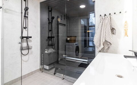 Soutaja Lodge: Piso, Arreglo De Tubería, Diseño De Interiores, Suelo, Baño, Plomería, Techo, Loseta, Grifo, Habitación