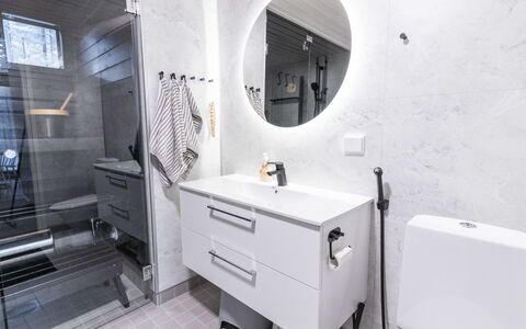 Soutaja Lodge: Piso, Diseño De Interiores, Arreglo De Tubería, Suelo, Mueble De Baño, Lavabo, Lavabo Del Baño, Baño, Grifo, Techo