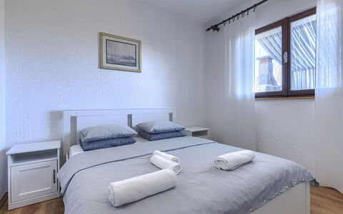 Majoli: Cama, Habitación, Madera, Lecho, Sábana, Mueble, Casa, Diseño De Interiores, Suelo, Marco De La Cama