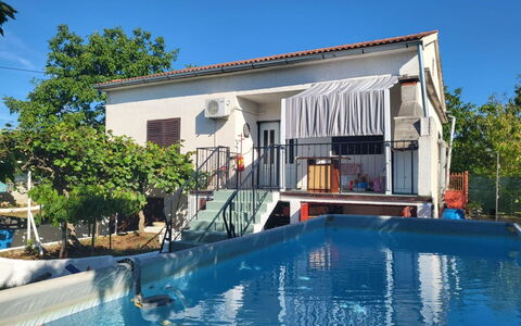 Majoli: Arbusto, Barrio Residencial, Casa, Inmuebles, Jardín, Césped, Paisajismo, Yarda, Mansión, Villa