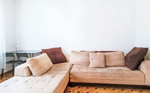 Livia: Mueble, Piso, Suelo, Madera, Diseño De Interiores, Sofá, Sala, Amortiguar, Habitación, Comodidad