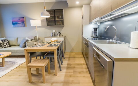 Ylläs Chalets 4203: Mueble, Silla, Mueble Para Exteriores, Mesa, Madera, Mesa Al Aire Libre, Cocina Y Comedor Mesa, Sombra, Jardín, Paraguas