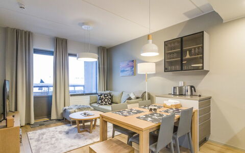 Ylläs Chalets 4203: Mueble, Silla, Mueble Para Exteriores, Mesa, Madera, Mesa Al Aire Libre, Cocina Y Comedor Mesa, Sombra, Jardín, Paraguas