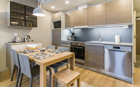 Ylläs Chalets 4203: Mueble, Silla, Mueble Para Exteriores, Mesa, Madera, Mesa Al Aire Libre, Cocina Y Comedor Mesa, Sombra, Jardín, Paraguas