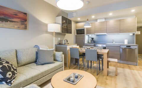 Ylläs Chalets 4203: Mueble, Silla, Mueble Para Exteriores, Mesa, Madera, Mesa Al Aire Libre, Cocina Y Comedor Mesa, Sombra, Jardín, Paraguas