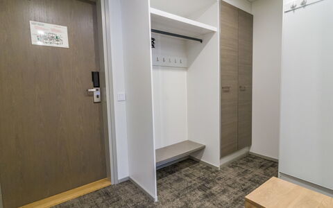 Ylläs Chalets 4203: Mueble, Silla, Mueble Para Exteriores, Mesa, Madera, Mesa Al Aire Libre, Cocina Y Comedor Mesa, Sombra, Jardín, Paraguas