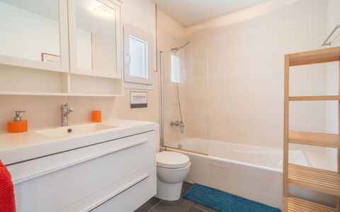 Sa Blanca: Piso, Diseño De Interiores, Baño, Arreglo De Tubería, Suelo, Mueble De Baño, Lavabo Del Baño, Plomería, Grifo, Lavabo