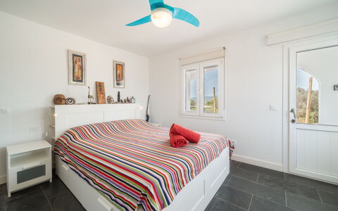 Sa Blanca: Mueble, Diseño De Interiores, Cama, Habitación, Piso, Suelo, Sábana, Madera, Techo, Habitación
