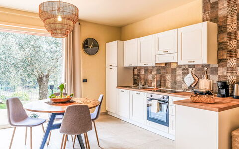Micuzzo: Mueble, Diseño De Interiores, Piso, Madera, Suelo, Habitación, Techo, Silla, Cocina, Cocina Y Comedor Mesa
