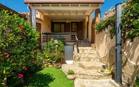 Casetta nel Blu: Arbusto, Jardín, Casa, Paisajismo, Sombra, Yarda, Patio Interior, Balcón, Escalera