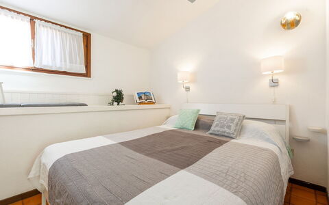 Casetta nel Blu: Cama, Mueble, Diseño De Interiores, Habitación, Pared, Suelo, Piso, Techo, Madera, Habitación