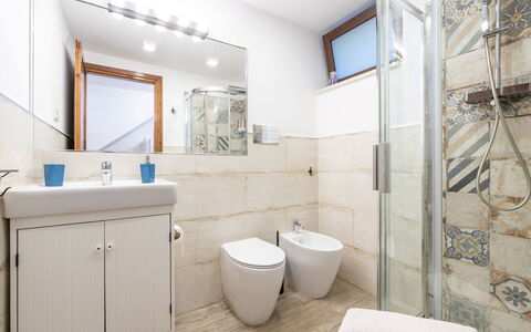 Casetta nel Blu: Piso, Baño, Arreglo De Tubería, Suelo, Diseño De Interiores, Lavabo, Grifo, Lavabo Del Baño, Baño, Plomería