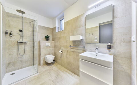Sunny Terrace Oasis: Piso, Suelo, Diseño De Interiores, Baño, Arreglo De Tubería, Techo, Baño, Plomería, Habitación