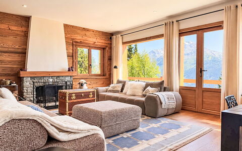 Chalet Shangri-La: Mueble, Diseño De Interiores, Madera, Piso, Sofá, Sala, Suelo, Habitación, Techo, Casa